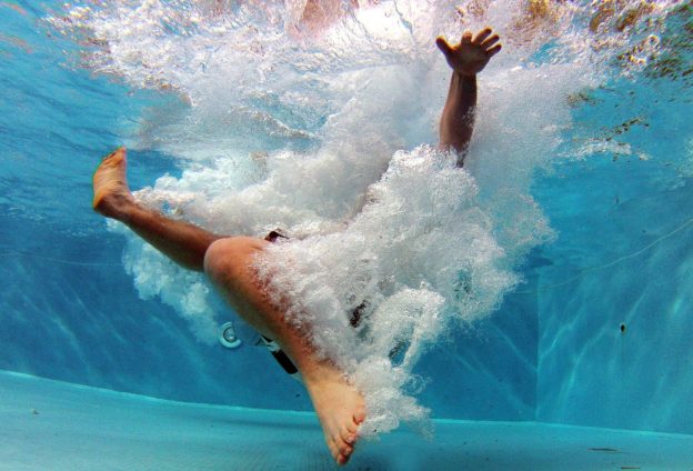 Regarder des photos de femmes en maillot de bain ?